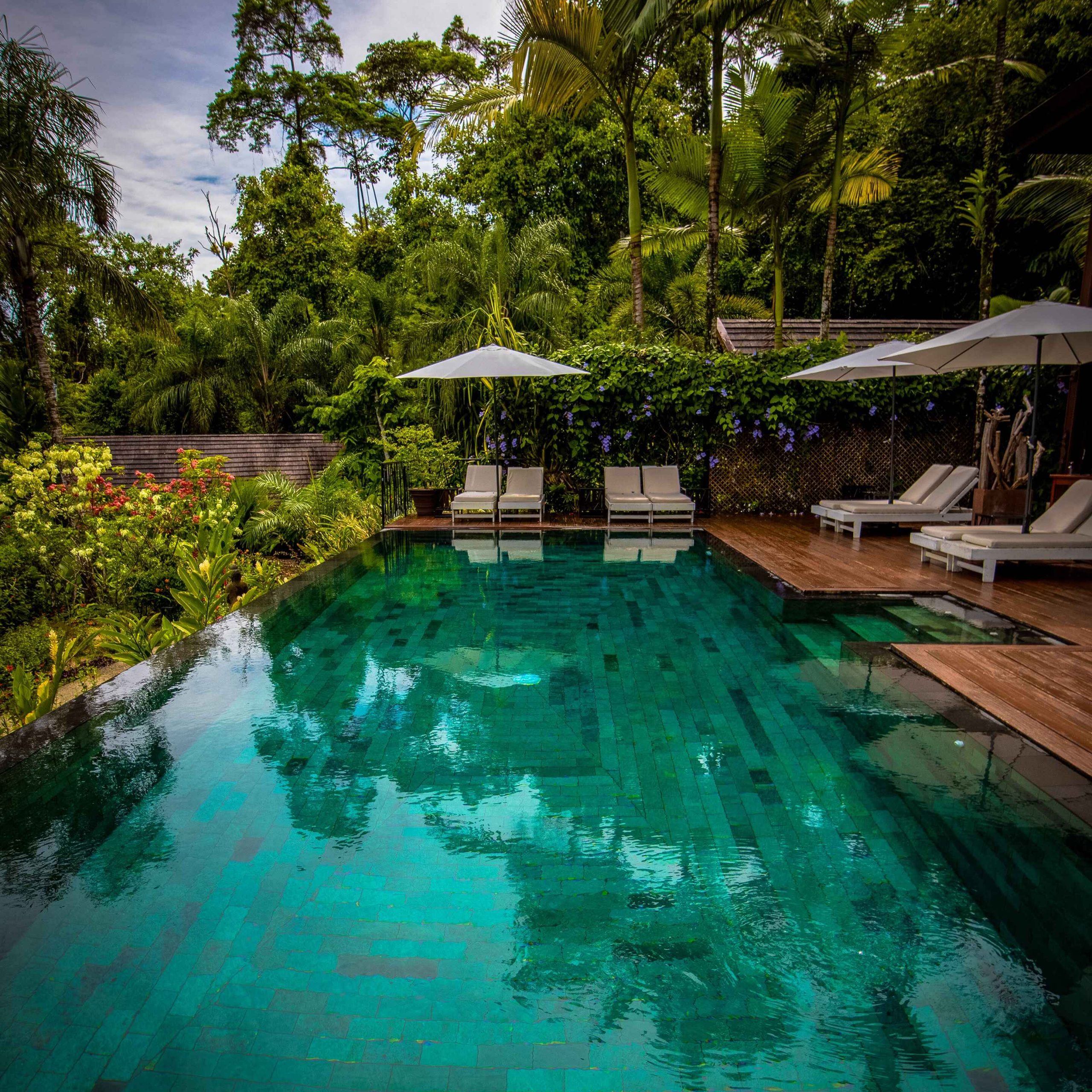 Propiedad turística premium en Jacó con piscina infinity y jardín tropical